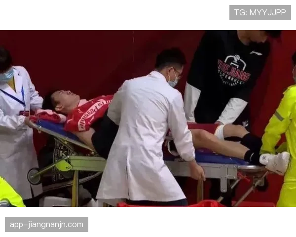 担架入场规则如何界定裁判权力与比赛连续性？