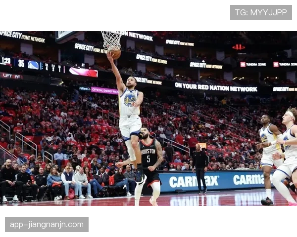 格林挡拆为库里制造空位，对比上季更主导攻防节奏